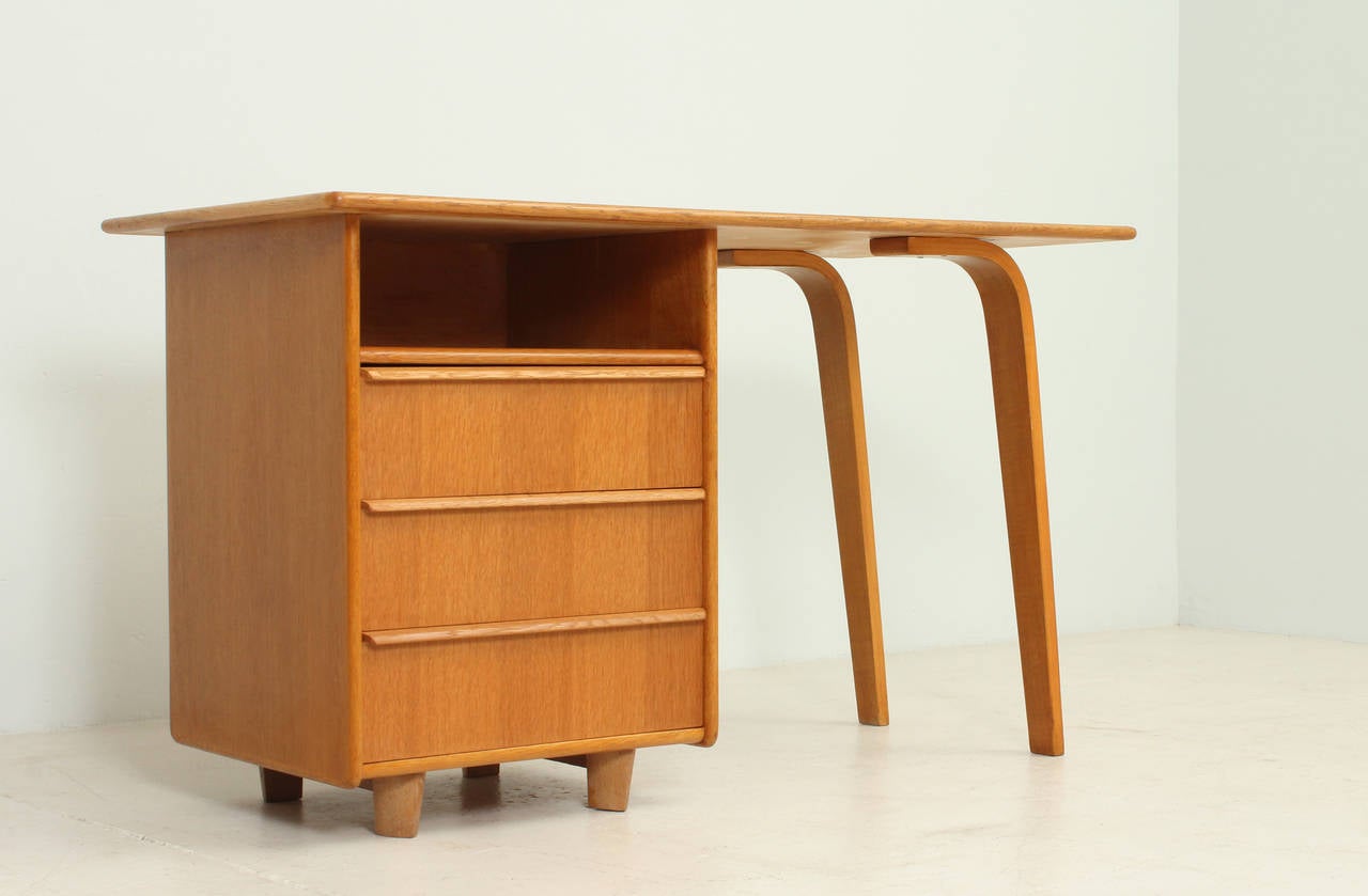EE02 desk designed in 1948 by Cees Braakman from the Oak Series from Pastoe, The Netherlands. Oak wood, with three drawers with the interior in plywood.