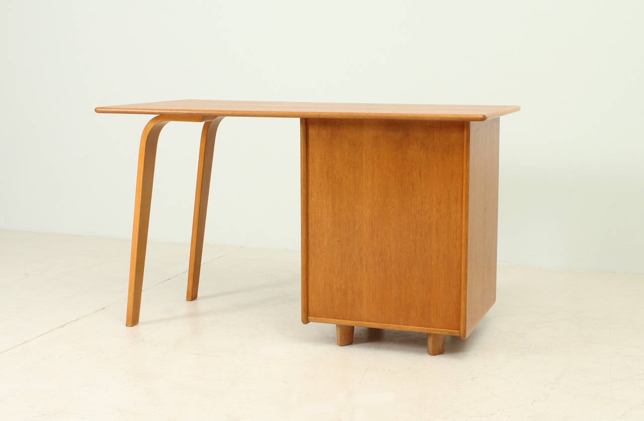 Cees Braakman EE02 Desk in Oak In Excellent Condition For Sale In Barcelona, ES