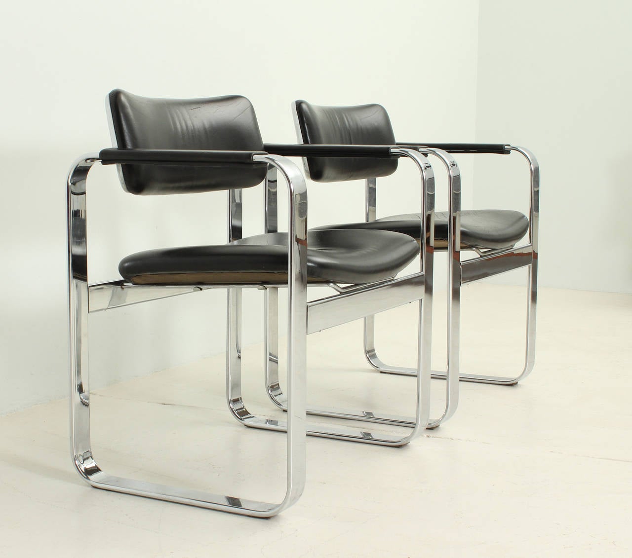 Eero Aarnio Sessel aus Chrom und Leder (Moderne der Mitte des Jahrhunderts)