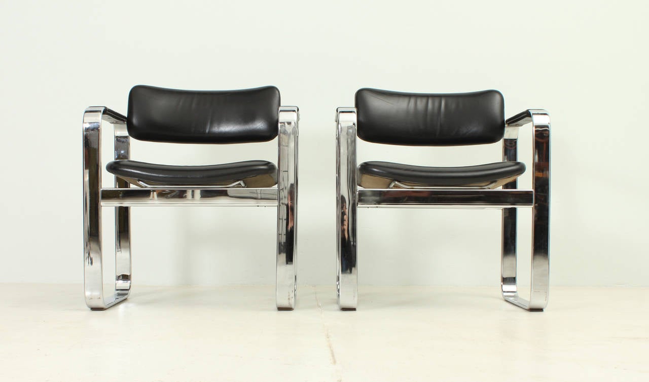 Eero Aarnio Sessel aus Chrom und Leder (Italienisch)