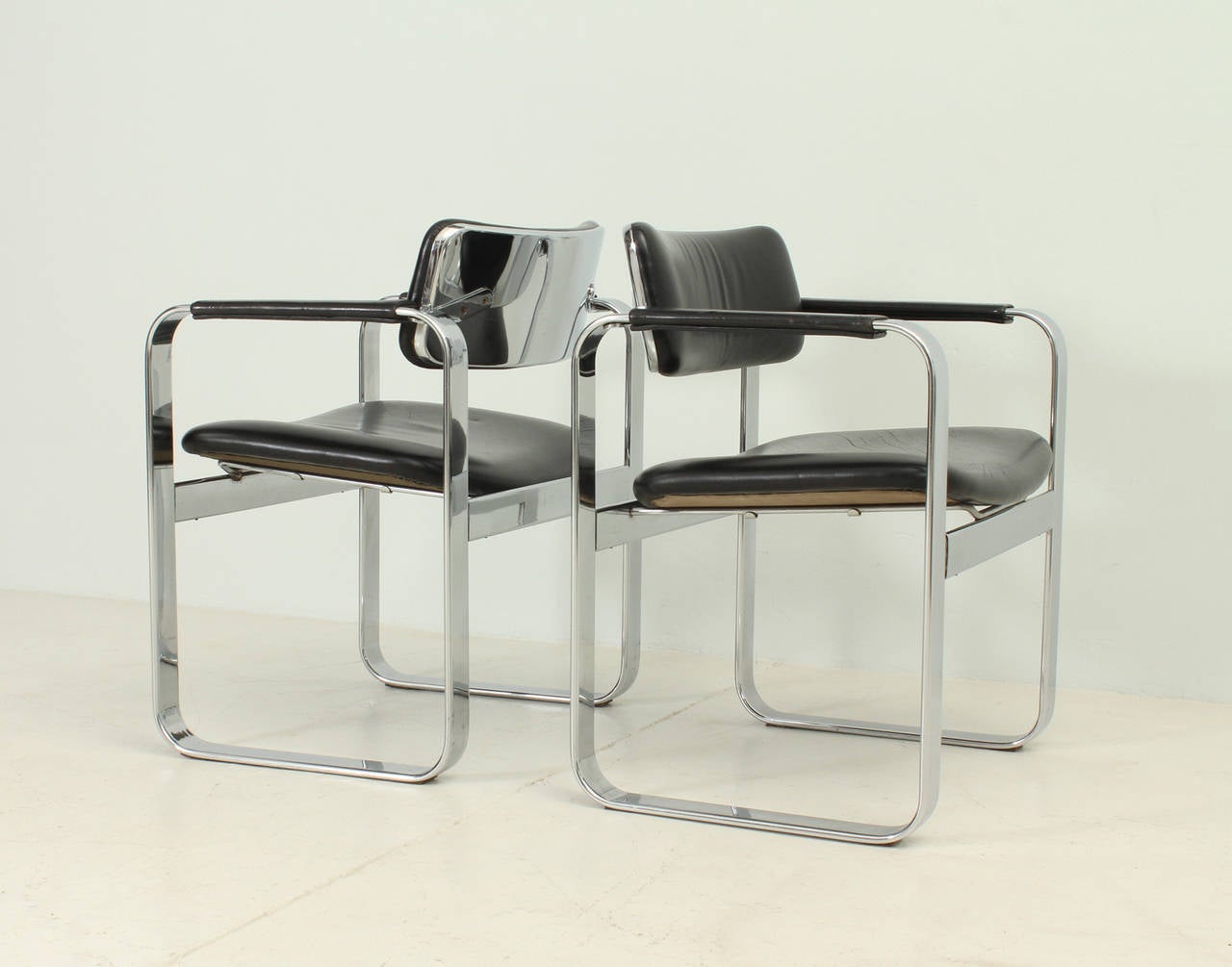 Eero Aarnio Sessel aus Chrom und Leder 3