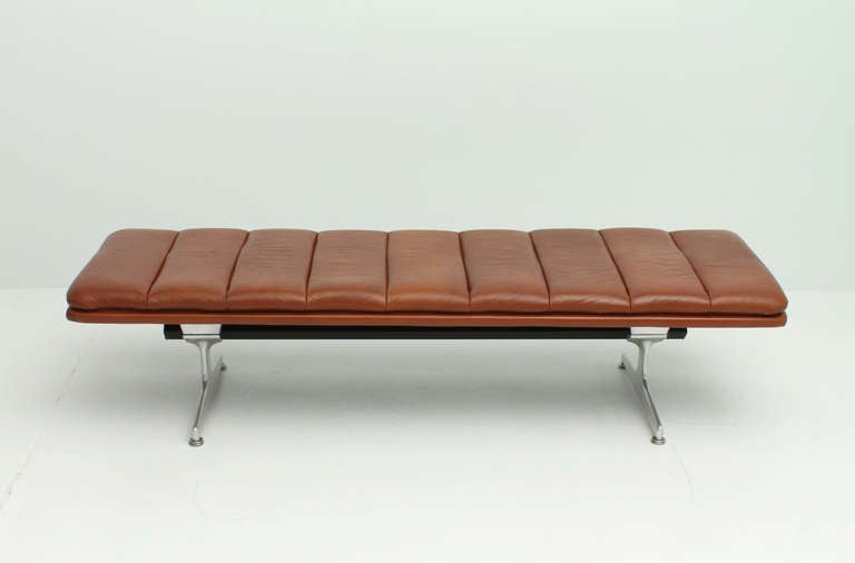 Rare leather bench designed in 1970 by british designer Geoffrey D. Harcourt for dutch company Artifort as part of the Multiple Seating Program. Seat upholstered in leather, anodized aluminium and black painted steel base.