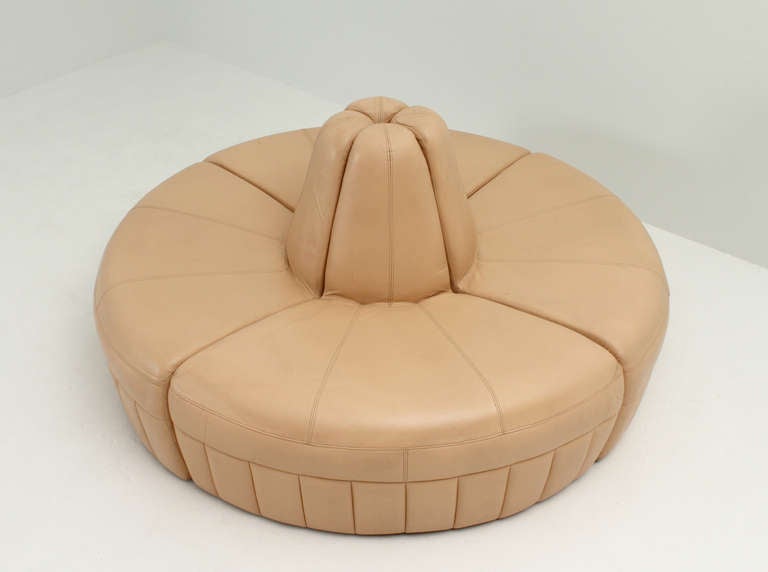 Round Italian sofa in flesh leather from 1970s in four sections that can be used as a round sofa or two semicircles.