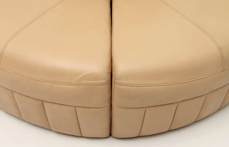 Late 20th Century Round Italian Sofa in Flesh Leather