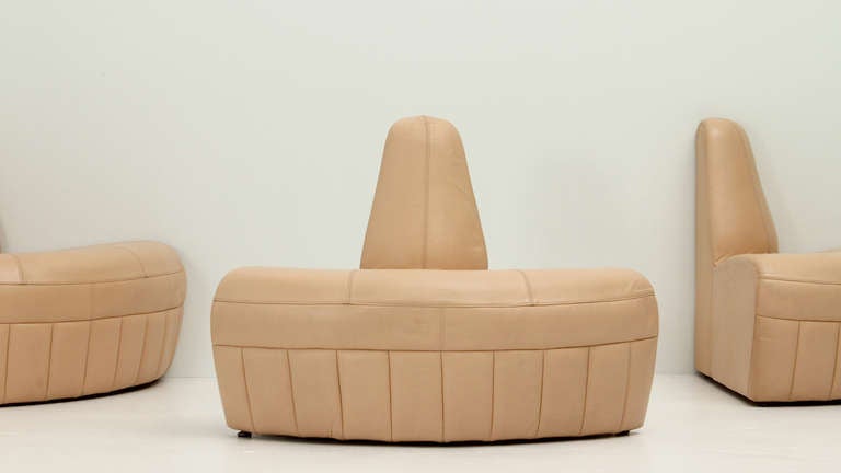 Round Italian Sofa in Flesh Leather 3