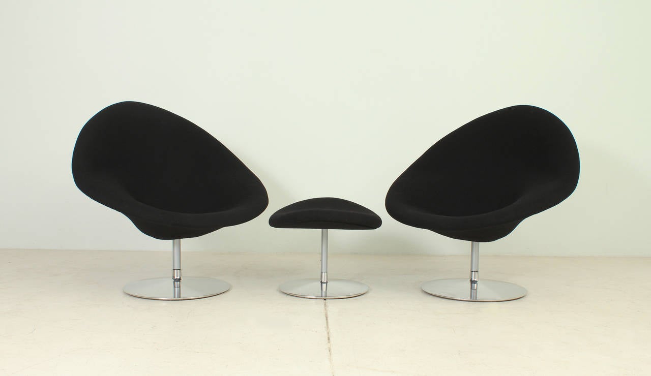 Mid-Century Modern Pair of Globe Chairs and Ottoman by Pierre Paulin For Sale