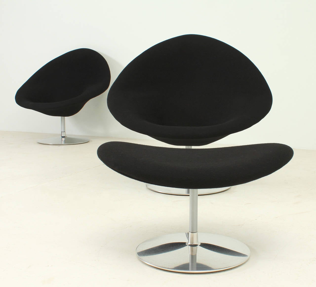 Pair of Globe Chairs and Ottoman by Pierre Paulin In Excellent Condition For Sale In Barcelona, ES