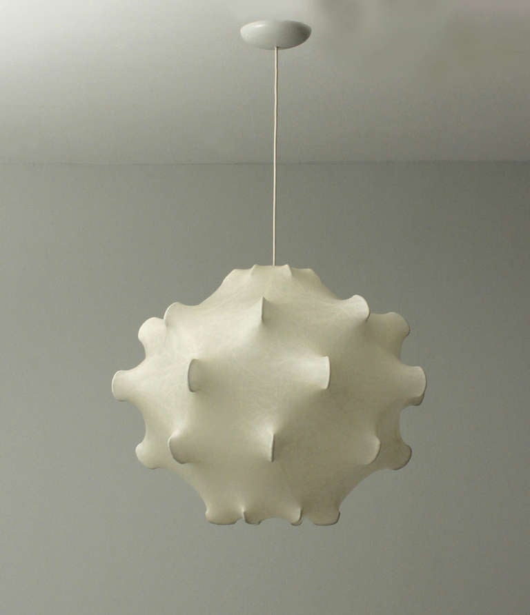Taraxacum pendant lamp designed in 1960 by Achille Castiglioni for Flos, Italy. Metal wire frame covered with cocoon fiber and plastic coating.