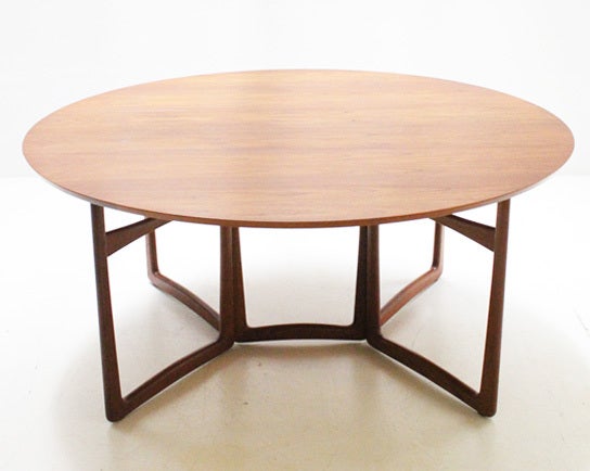 Exceptional dining table designed by danish architects Peter Hvidt & Orla Mølgaard, Denmark, 1959. Drop leaf top in solid teak wood that can be used with one or both sides, sculptural legs and quality brass fittings. Doubly labeled with the danish