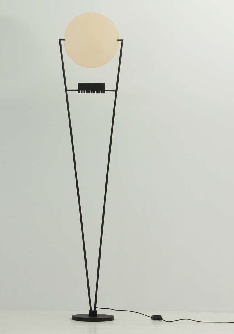 Floor lamp designed and produced in 1980's by argentinian designed Jorge Garci­a Garay, Spain. Lacquered metal structure with halogen bulb that projetcs the light on a top swivel disc.