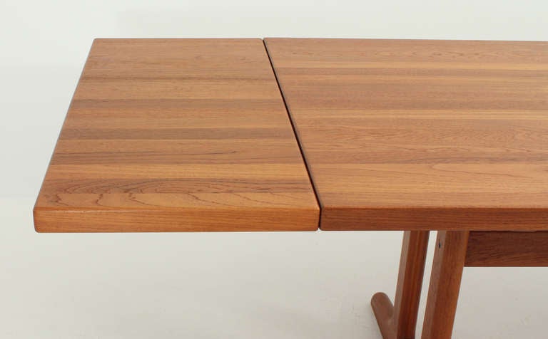 Danish Dining Table in Solid Teak Wood In Excellent Condition For Sale In Barcelona, ES