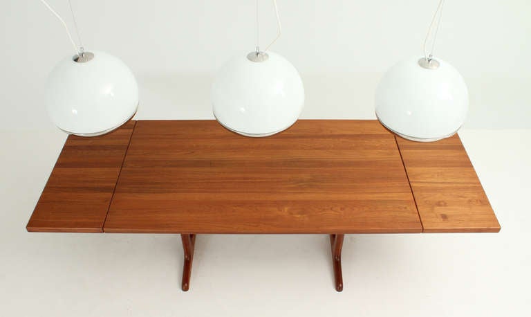 Danish Dining Table in Solid Teak Wood For Sale 1