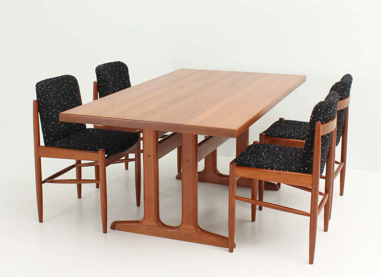 Danish Dining Table in Solid Teak Wood For Sale 4