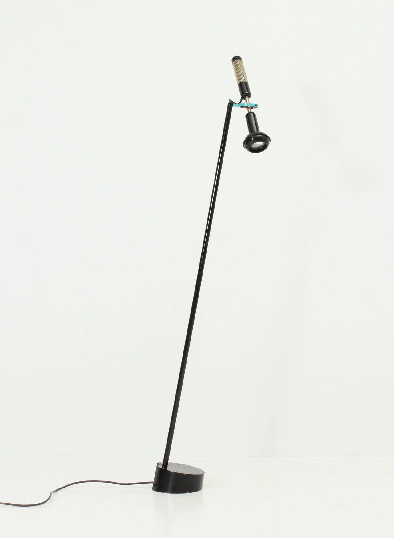 Grip floor lamp designed in 1985 by Achille Castiglioni for Flos, Italy. Lacquered metal and rubber grip used to direct the light and as switch.