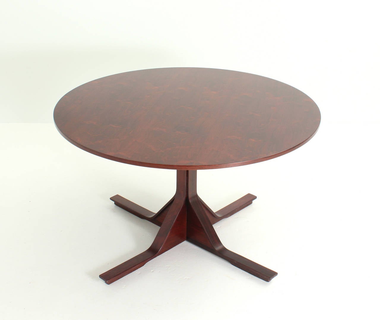 Round dining table designed in 1956 by Gianfranco Frattini for Bernini, Italy. Rosewood plywood.