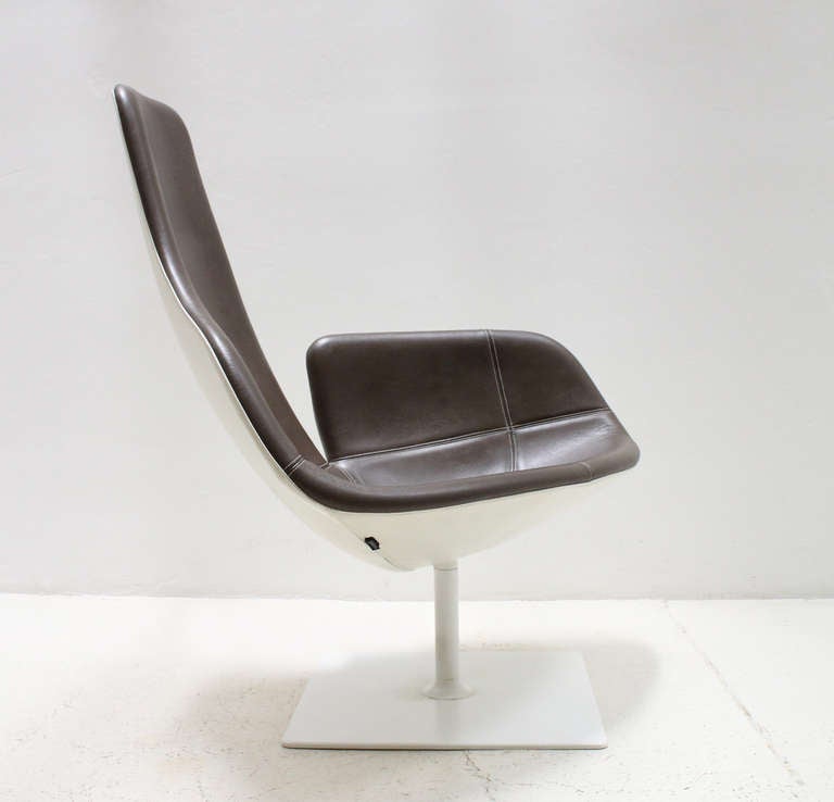 Fjord armchair designed by Patricia Urquiola in 2002 for the italian company Moroso. Brown and white leather upholstery and white enameled metal base. Swivel.