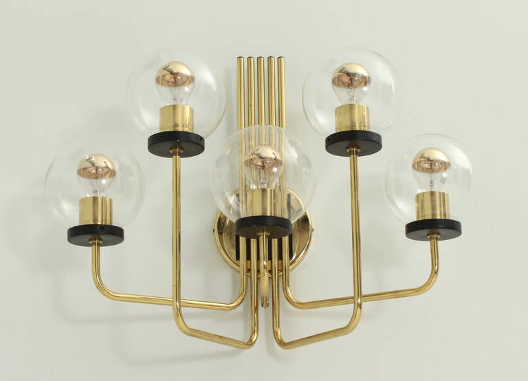 Large italian brass sconce from 1950's in the manner of Stilnovo. Brass, black lacquered metal and five clear glass globes.