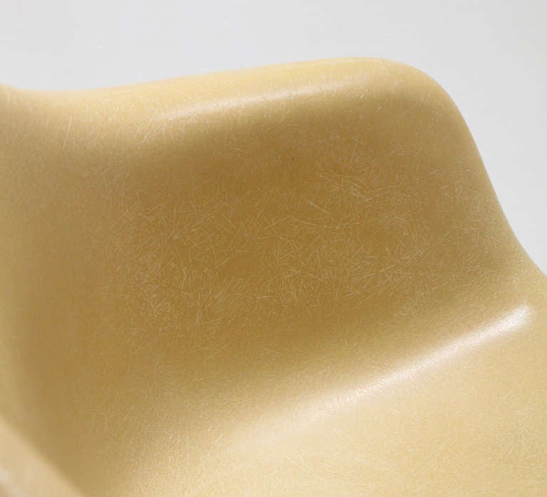 Original Mustard Fiberglass Armchair by Eames In Excellent Condition For Sale In Barcelona, ES