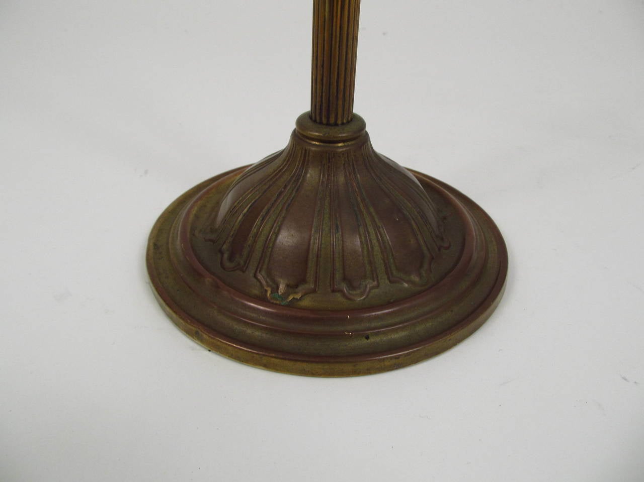 Bradley and Hubbard Telescoping Arts and Crafts Brass Floor Lamp In Good Condition In Papaikou, HI