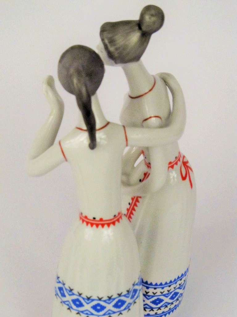 Charming Hollohaza Figural Ceramic of Two Young Women In Excellent Condition In Papaikou, HI