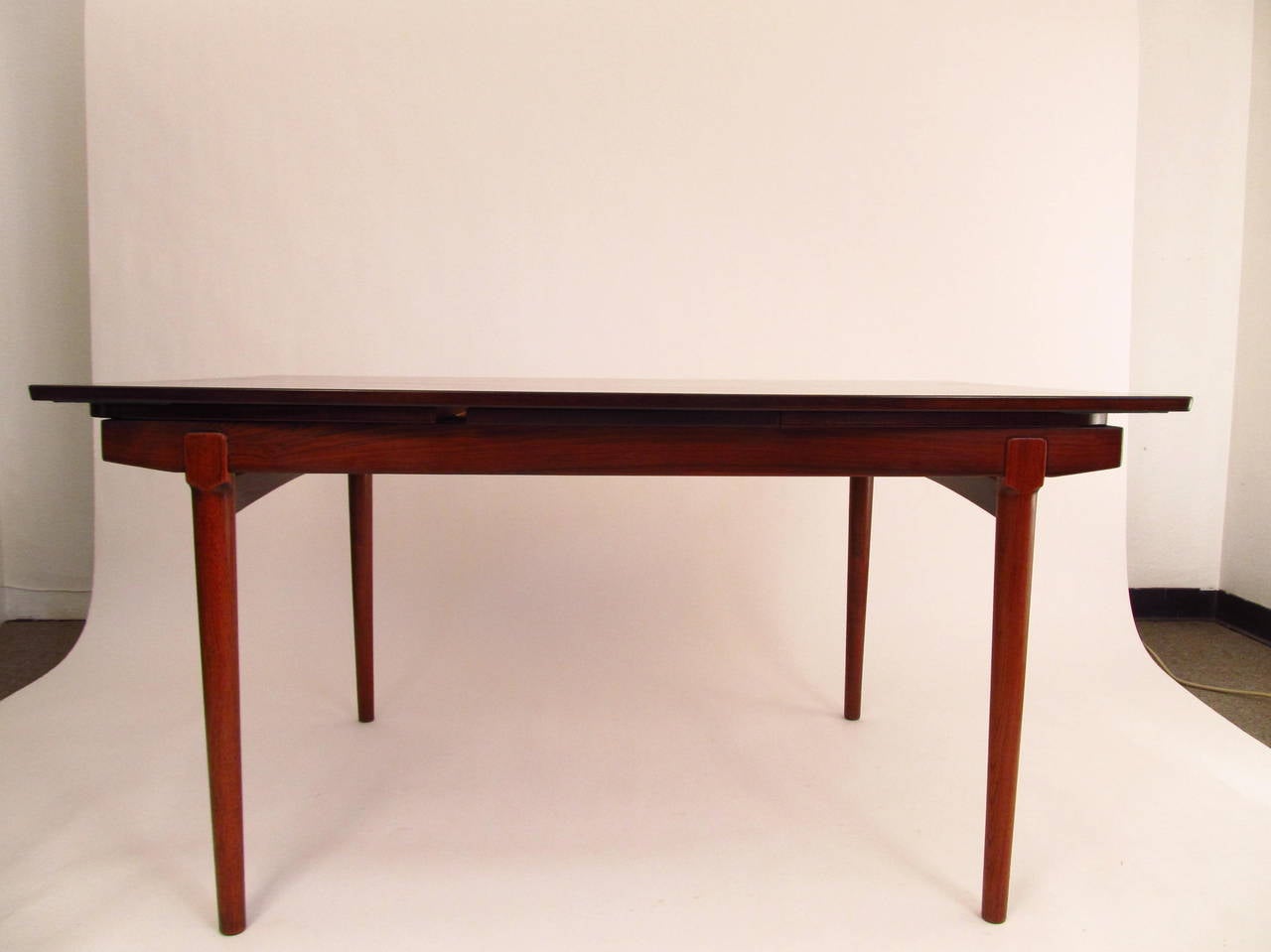 Beautiful Rosewood Draw-Leaf Dining Table In Excellent Condition In Papaikou, HI
