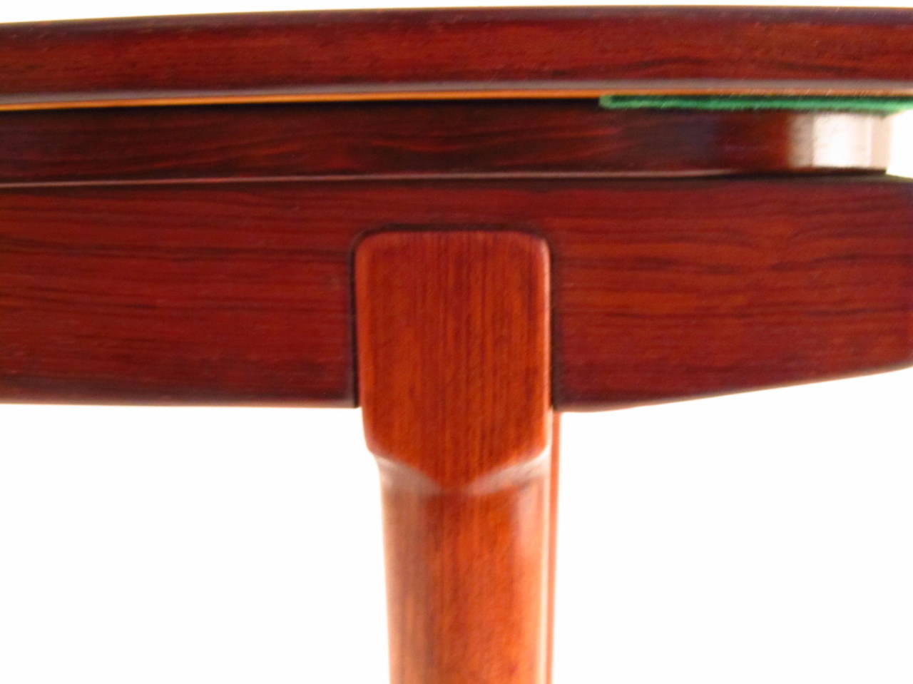Mid-Century Modern Beautiful Rosewood Draw-Leaf Dining Table