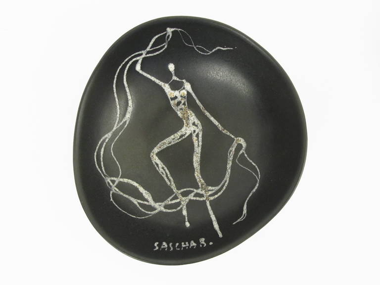 Pair of Stylized Sascha Brastoff Bowls with Female Nudes In Excellent Condition In Papaikou, HI