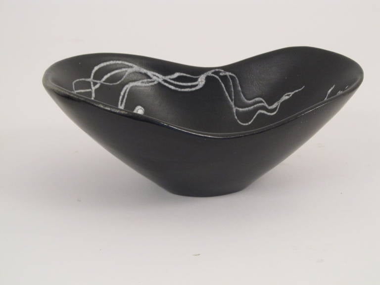 Mid-20th Century Pair of Stylized Sascha Brastoff Bowls with Female Nudes