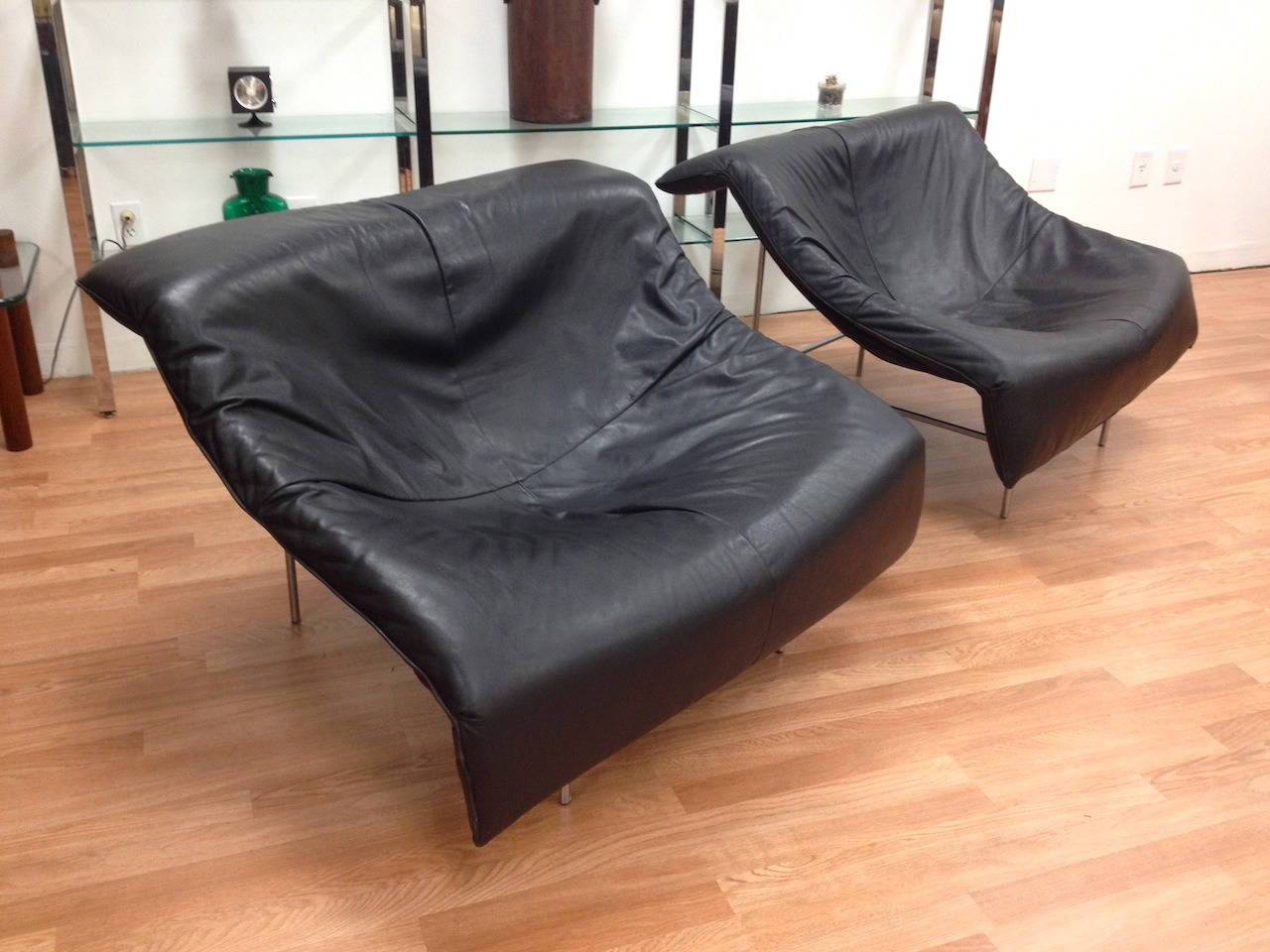 Rare pair of Montis leather butterfly lounge chairs by Gerard Van Den Berg. Exceptionally comfortable chairs. Leather is in very nice original condition with a minor age appropriate patina. Chairs retain Montis labels.