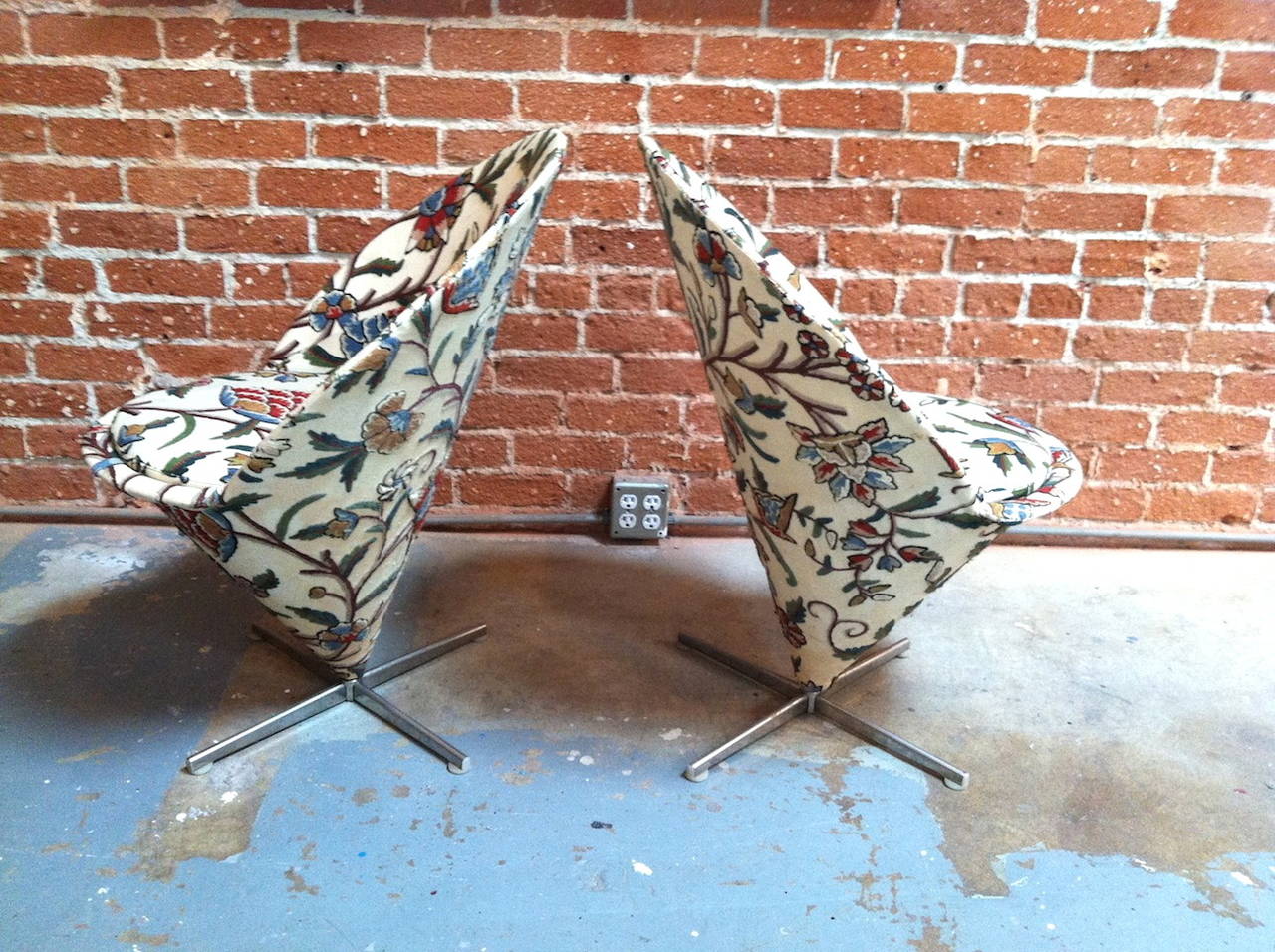 Pair of Early Verner Panton Cone Chairs In Good Condition In Long Beach, CA