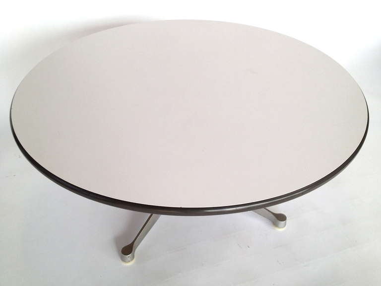 Eames Aluminum Group Coffee Table for Herman Miller In Good Condition In Long Beach, CA
