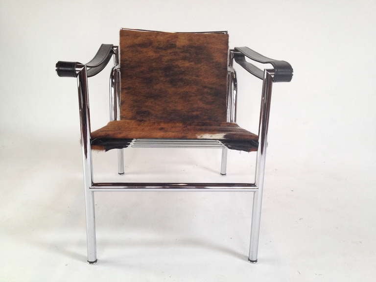 Authentic Signed Cassina Le Corbusier LC1 Cowhide Lounge Chair In Excellent Condition In Long Beach, CA