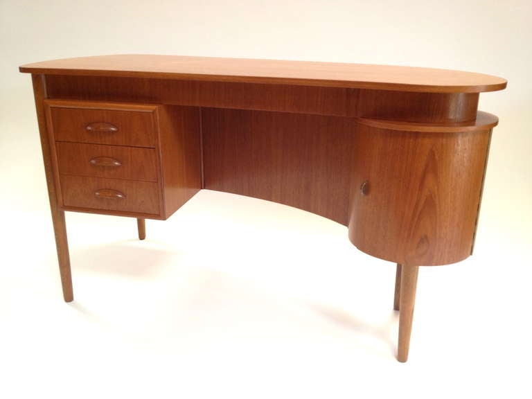 Unique Danish Modern Teak Kidney Shaped Desk with Bookcase and Storage In Excellent Condition In Long Beach, CA