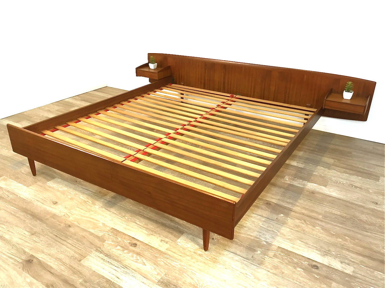 Danish Modern Teak California King Platform Bed with Floating Nightstands In Excellent Condition In Long Beach, CA