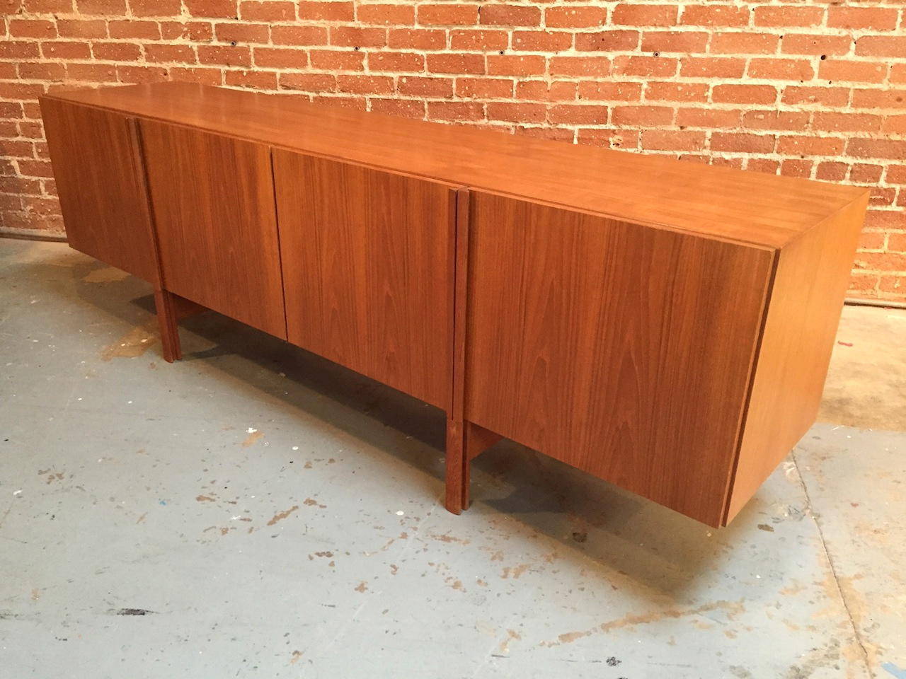 Exceptional Ib Kofod-Larsen Danish Modern Teak Credenza for Faarup Mobelfabrik In Excellent Condition In Long Beach, CA