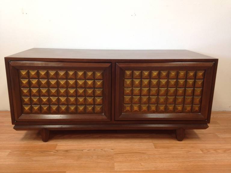 Exceptional Pair of Studded Nightstands by Cal Mode In Excellent Condition For Sale In Long Beach, CA
