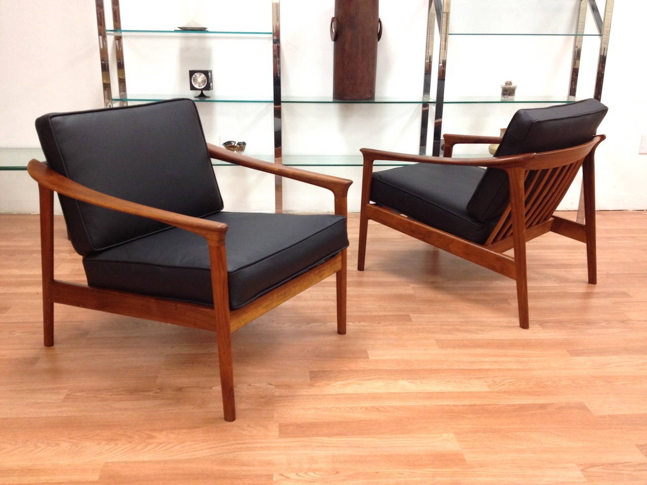 Pair of DUX Danish Modern Walnut Black Leather Lounge Chairs by Folke Ohlsson In Excellent Condition In Long Beach, CA