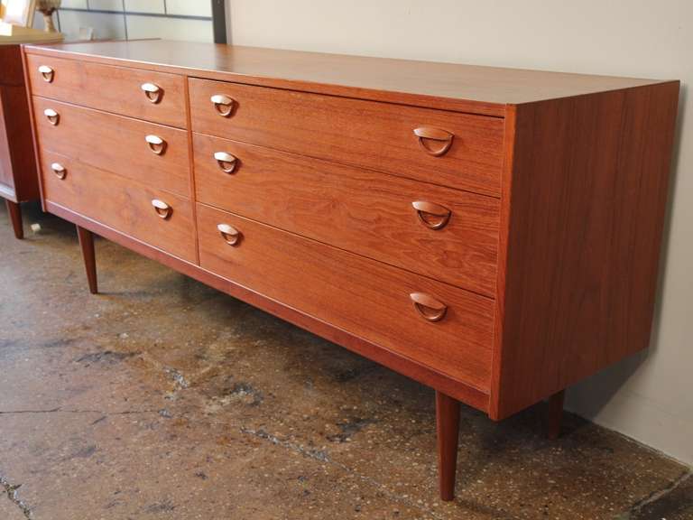 Danish beauty. This gorgeous dresser brings you six spacious drawers to store all your clothes and more. Long tapered legs, lovely teak wood grain, and those inimitable Kai Kristensen 