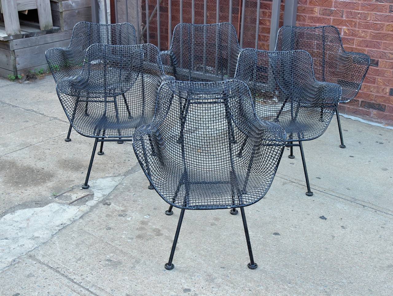 Set of six sculptura armchairs designed by Russell Woodard. With its quintessential Mid-Century vibe, our patio set is the perfect way to kick off summer living. In excellent vintage condition with minimal rust; welds are all strong.

Matching
