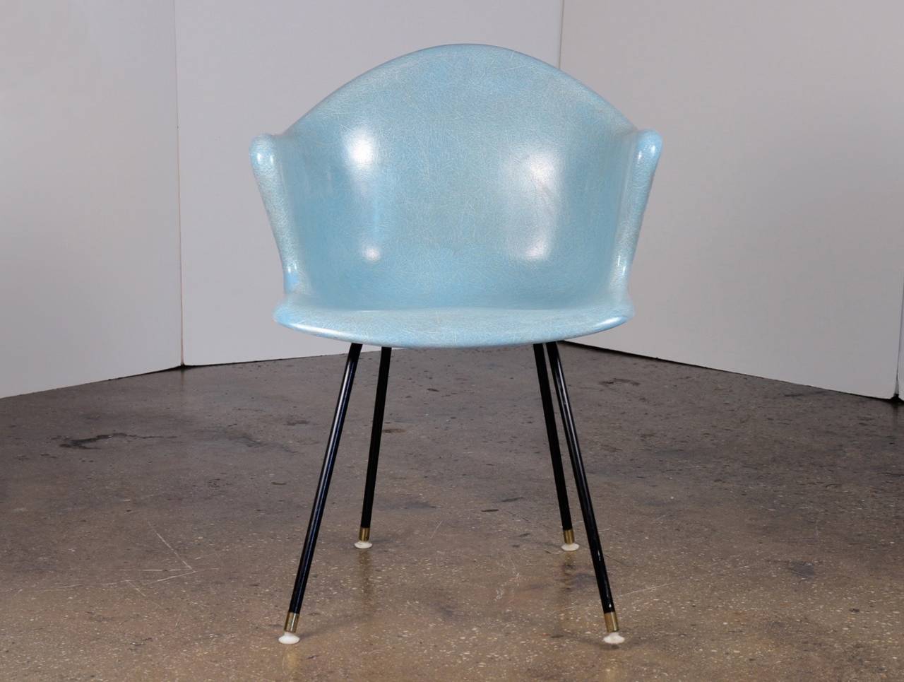 Vintage Eames-era armchair shows off a beautiful thready fiberglass shell in soft, dusty aqua blue. Reminiscent of an Eames chair, but with its own twist. Curved edge adds elegance. Made by Cole Steel. 1960s. In excellent vintage condition.

We