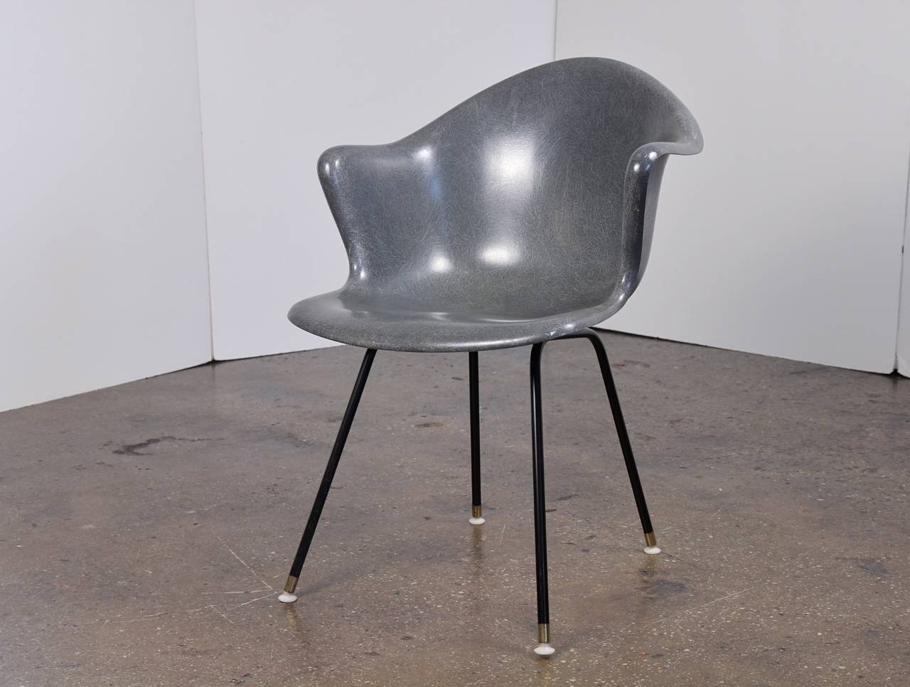 Vintage Eames-era armchair shows off a beautiful thready fiberglass shell in deep gray. Reminiscent of an Eames chair, but with its own twist. Curved edge adds elegance. Made by Cole Steel. 1960s. In excellent vintage condition.

We have two of