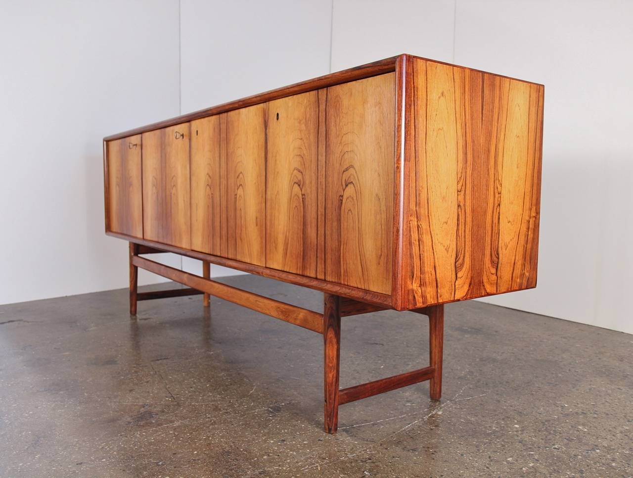 Elegant Danish Modern Rosewood Credenza In Excellent Condition In Brooklyn, NY