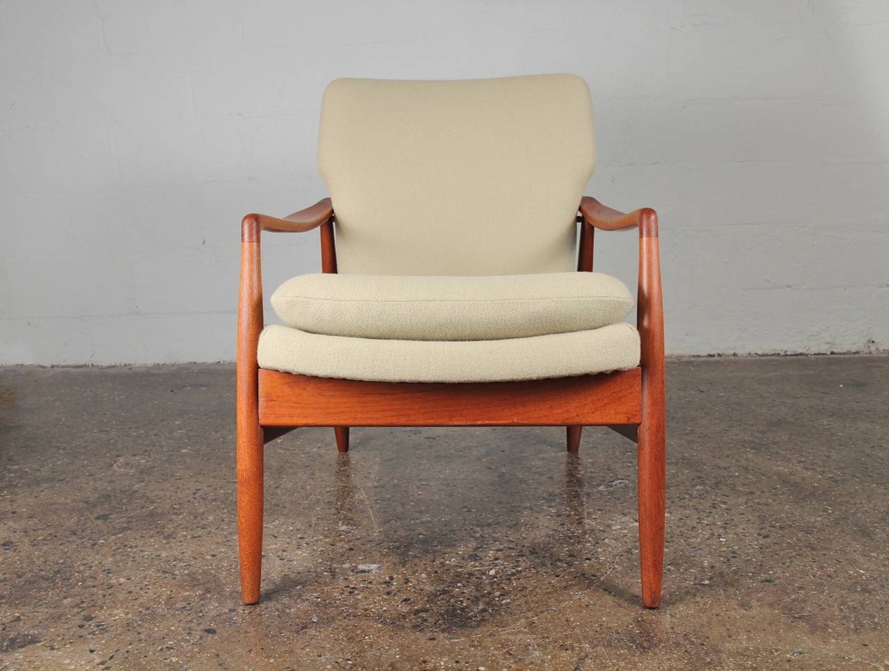 Finely sculpted Danish modern armchair, newly upholstered in pale celadon Tonus wool. Elegant, tapered lines create a sophisticated form that's also quite comfortable. In excellent vintage condition, 1960s.

Measures: 25.5