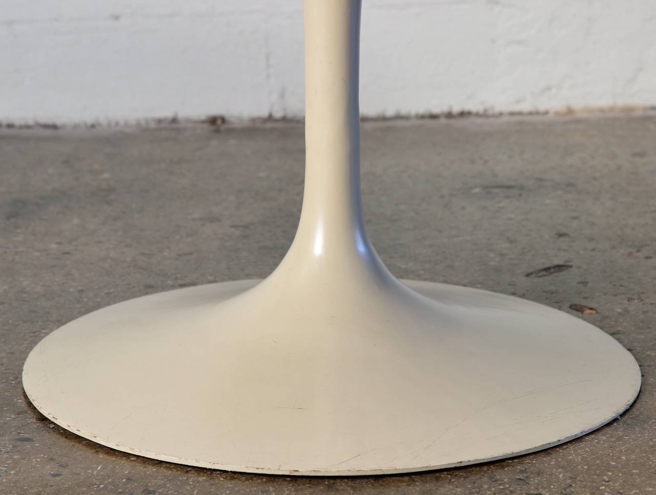 Mid-20th Century Walnut Pedestal Table by Eero Saarinen for Knoll