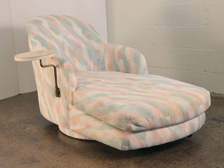 Lounge your way to the 1980s in this Milo Baughman for Thayer Coggin chaise longue with built-in drink table. The front of the chaise is on casters for ease of movement. In excellent vintage condition.

Measures: 54