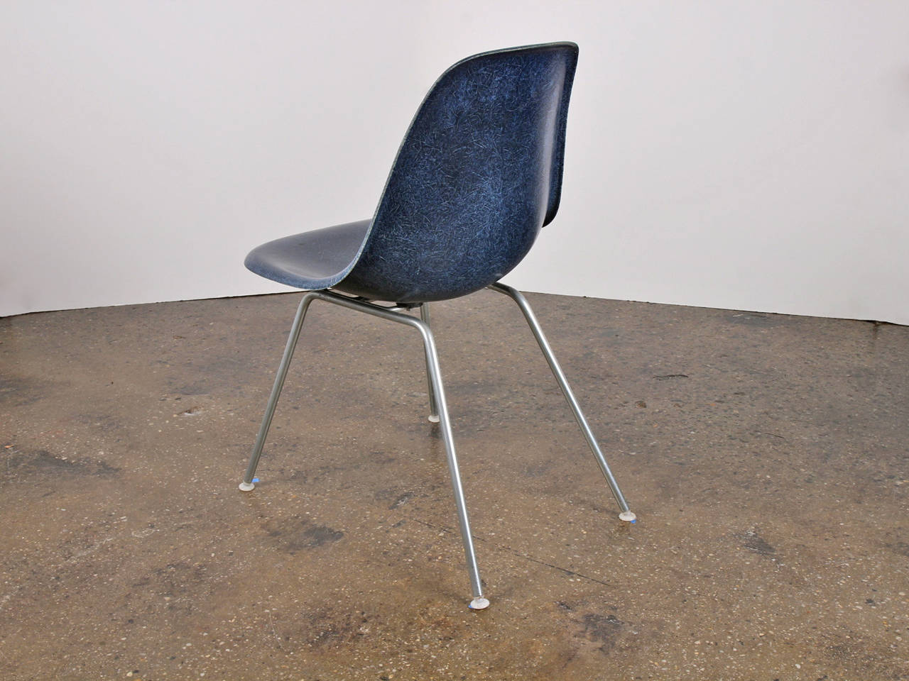 Mid-Century Modern Chaises en forme de coquille Eames bleues marine pour Herman Miller sur un socle en H en vente