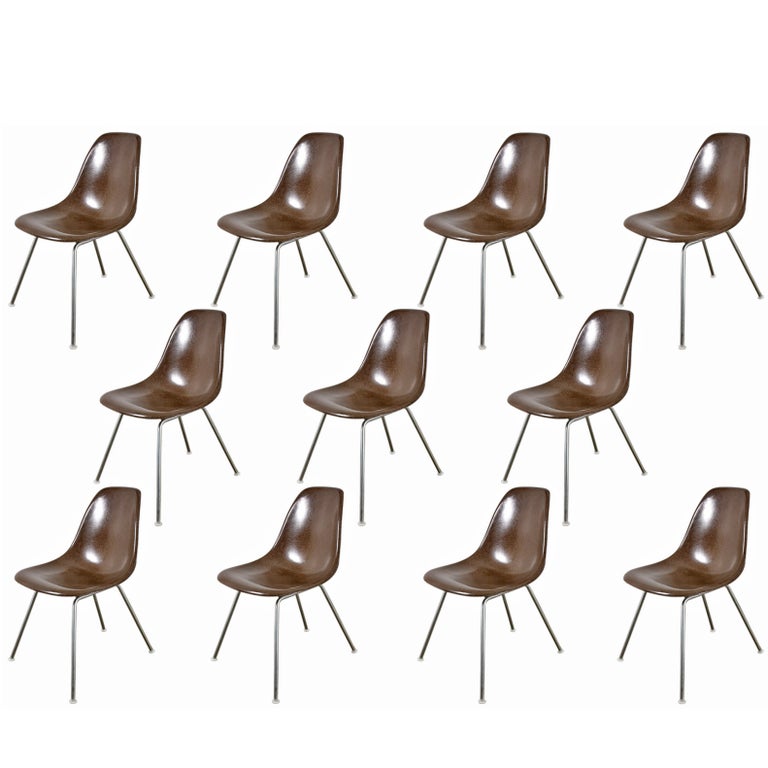 Brown Eames fur Herman Miller Vintage Fiberglass Shell Chairs