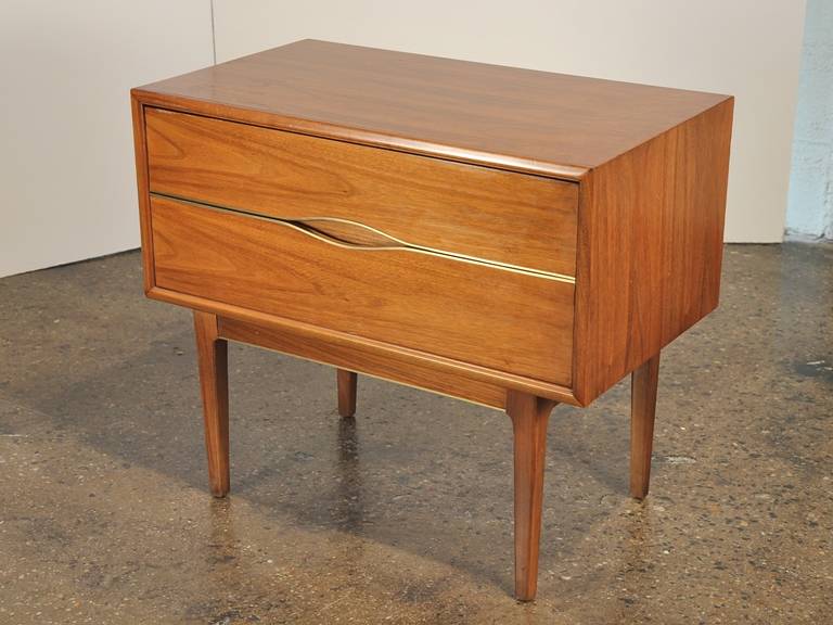 Brass edging brings understated glamour to an American modern night stand or side table. Inspired by Italian designer Gio Ponti. Walnut. American, 1960s. In very good vintage condition.

27.5