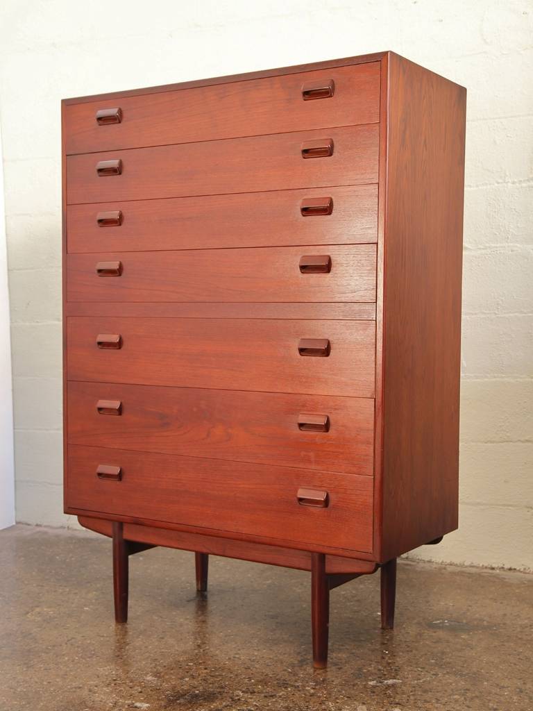 Large tallboy dresser maximizes storage space while having the same footprint as a much smaller dresser. Designed by Børge Mogensen in the 1950s for Søborg Møbelfabrik. The pleasing proportions, the distinctive drawer pulls, and the fine choice of