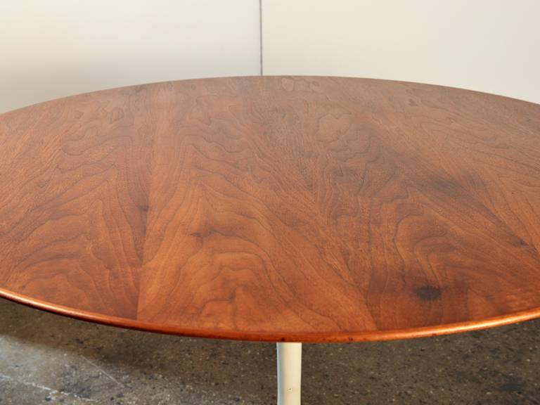 Early Eero Saarinen Walnut Tulip Table for Knoll In Excellent Condition In Brooklyn, NY